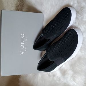 Vionic Kani Style Shoes in Black Color